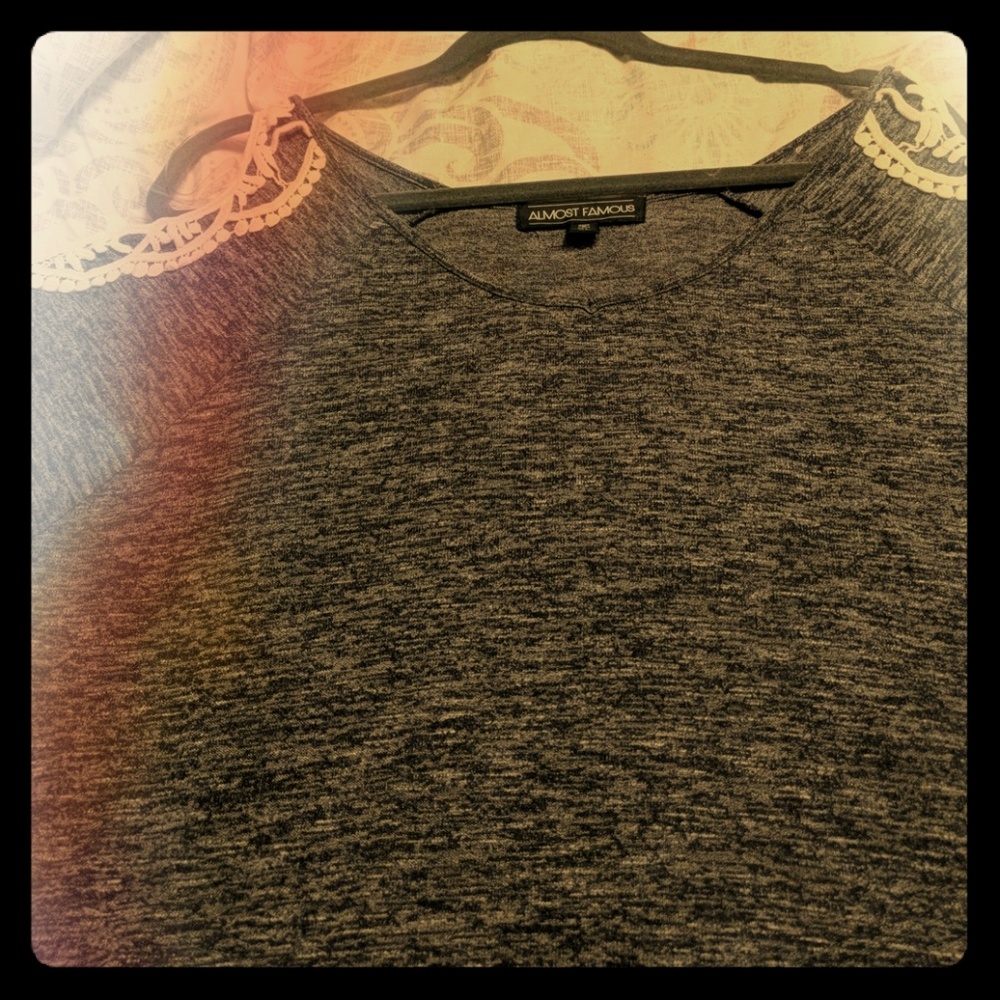 Shoulderless long sleeve